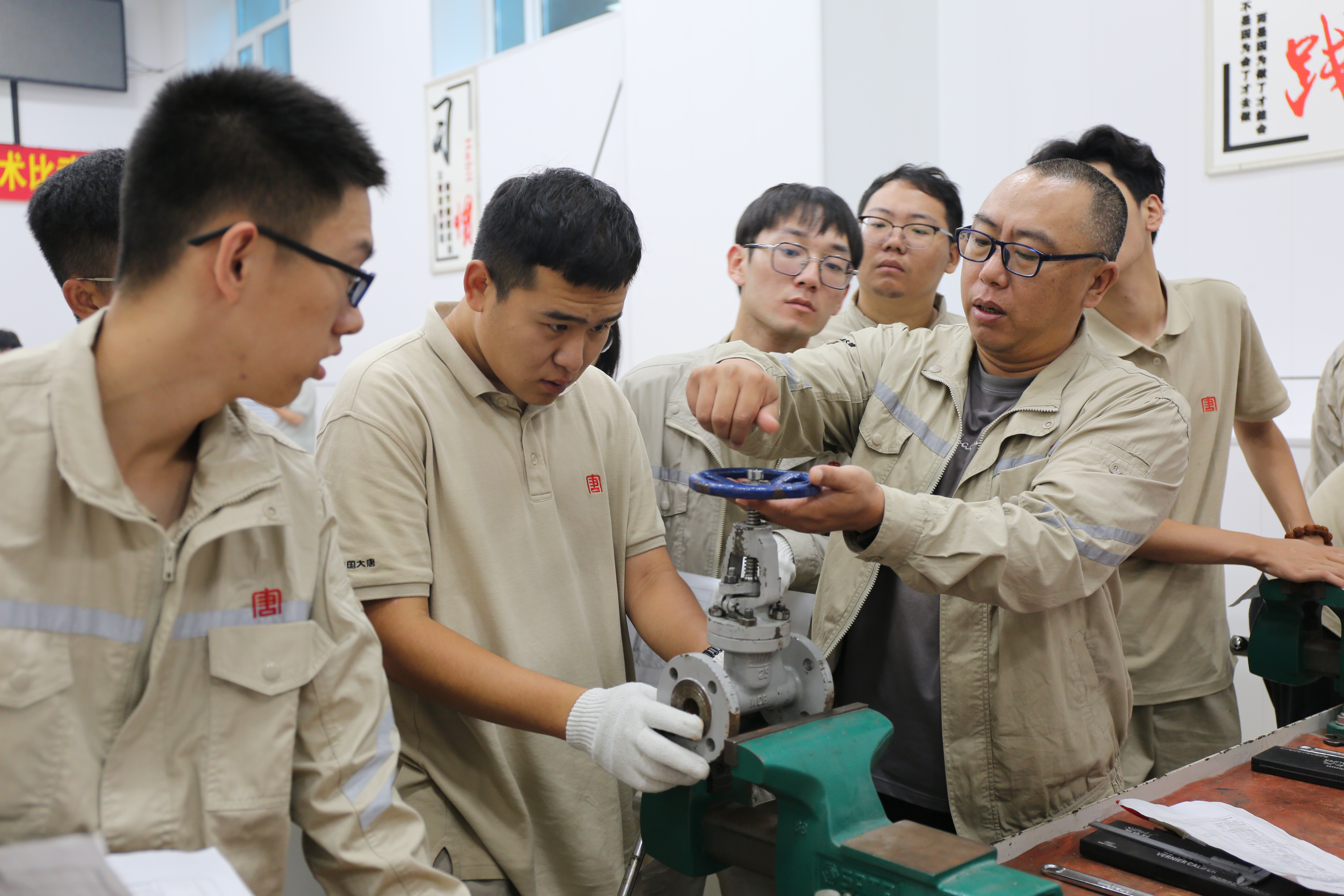 1702620245781031289.jpg 3´óÌÆºÚÁú½¹«Ë¾ÐÂÔ±¹¤ÔÚÏÈÉú¸µµÄÏòµ¼ÏÂÈÏÕæÑ§Ï°×¨ÒµÊÖÒÕ.jpg